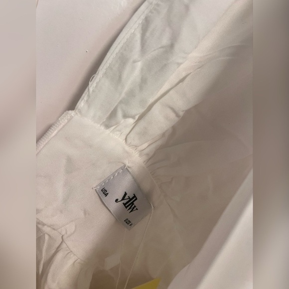 YLLW the Label White Alora Deep V Neckline Embroidered Playsuit Romper NEW Sz M - Picture 3 of 7